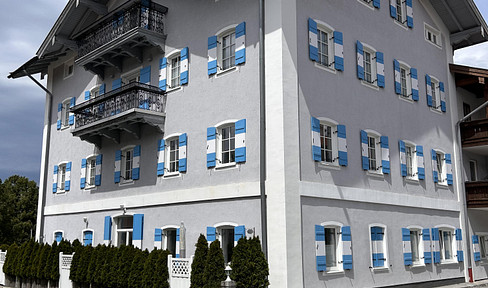 Großzügiger Wohnbereich, 50 m² Dachterrasse und Bergblick – Wohnen in Aschau
