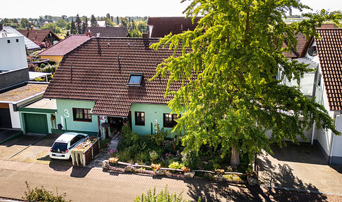 Dream home with a future: Two-family house with a separate apartment, heat pump, and photovoltaic system.