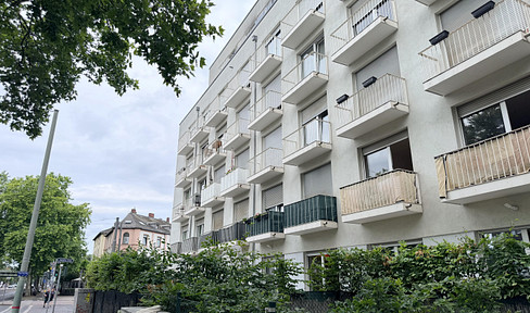 Sonnige 2-Zi.-Wohnung ganz oben! Mit 3 Balkonen und moderner Einbauküche