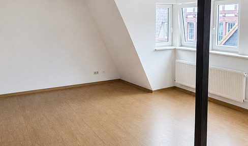 Helle 2-Zimmer-Dachgeschosswohnung mitten in der Rendsburger Innenstadt – frei ab sofort