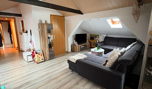 Helle Dachgeschosswohnung mit Garten, Garage und ruhiger Lage in Bad Endbach
