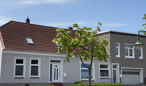House with 3 apartments in the coastal town of Hooksiel, located near the historic harbor.
