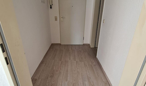 helle 2-Zi.-Wohnung mit Ankleide und Loggia