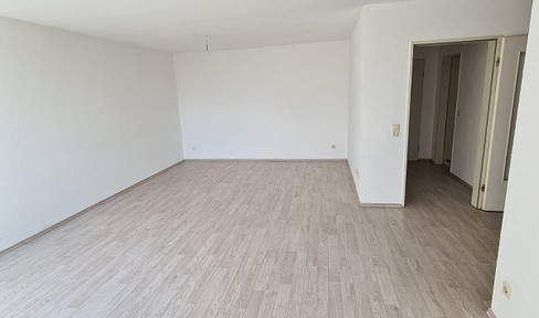 Bright 2-room apartment with walk-in closet and balcony.