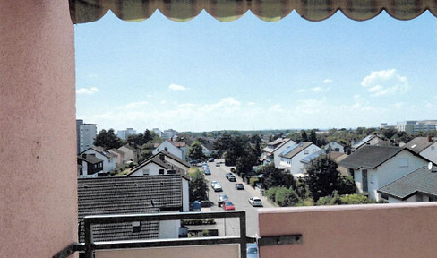 Spacious 3-room apartment with a balcony.