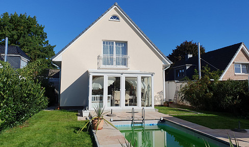 Travemünde: Beautiful property in a quiet location, consisting of 2 houses.
