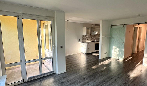 Modernized 3-room apartment with a conservatory and garage, available immediately, without any agency fees.