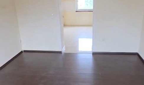 Beautiful, bright 2-room apartment with stucco ceilings.