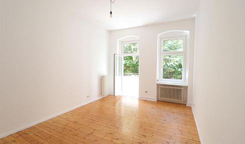 Newly renovated 2-room apartment in a historic building, located in the vibrant Brüssel district | with balcony.