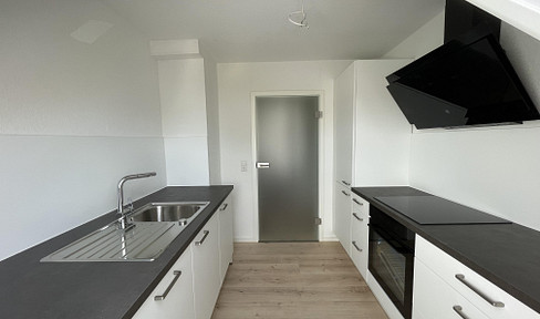 Erstbezug nach Sanierung: Helle 3-Zi.-DG-Wohnung mit Blick auf Burg & Stadt