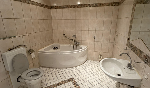 Spacious 3-room ground-floor apartment with renovation potential – ideal for craftsmen or those willing to do their own work.