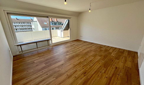 Commission-free: Renovated 4-room apartment with a south-facing balcony and garage in Schwachhausen.