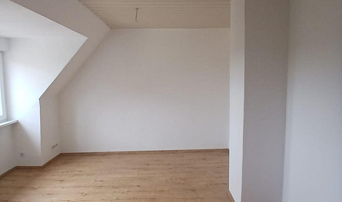 Cozy 2-room apartment with parking space, located in a green area.