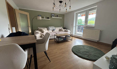 Bright 3-room attic apartment with balcony and fitted kitchen – pets allowed.