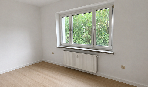 Freshly renovated 2-room ground floor apartment in Langenbernsdorf – available from September.