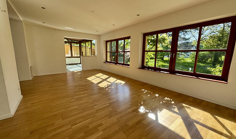 Detached house, suitable for use as a spacious single-family home or a multi-generational home.