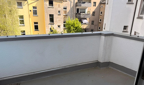 Bright, 3-room apartment with a balcony and access to a garden, suitable for shared living (WG), located near the university hospital.