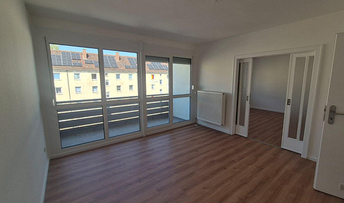 Freshly renovated 3-room apartment with a balcony, located in a modernly renovated multi-family building.
