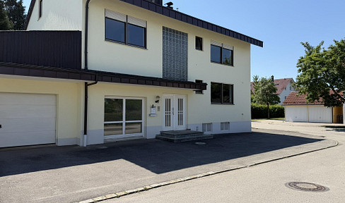 Centrally located: House with gallery/workshop, separate apartment, and a beautiful natural garden (834 square meters).