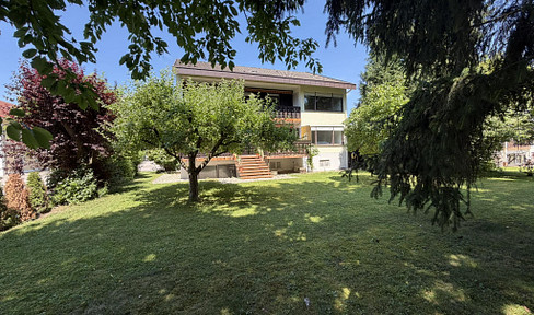 Centrally located: House with gallery/studio, separate apartment, and a beautiful, expansive garden (834 square meters).