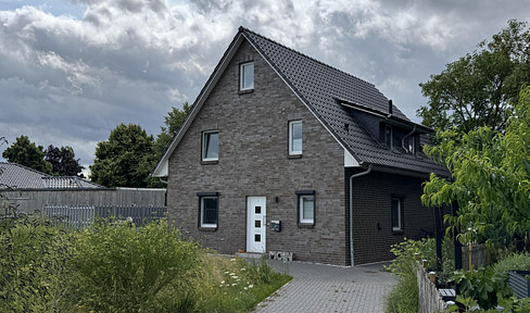 Modern single-family home with high-quality finishes and a smart home system, located in Groß Wesenberg.