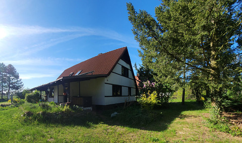 Detached house on a 1633 square meter lot.