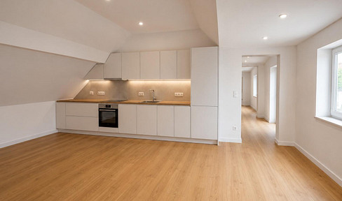 Luftige Dachwohnung mit Loft-Stil nach Kernsanierung: 2 Zimmer + Ankleide & Balkon