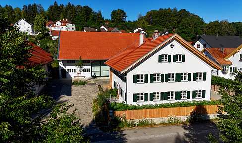Spacious semi-detached house in a lovingly renovated farmhouse with historic charm, located in Fuchstal/Leeder.