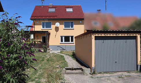 Einfamilienhaus mit kleinem Garten und Garage in Heuchlingen