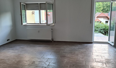 Spacious 3-room apartment with a terrace, located on a hillside with a south-facing terrace and 2 parking spaces.