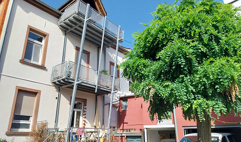 Bright 3.5-room apartment (96 square meters) with a south-facing balcony, garage, and renovated bathroom.