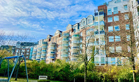 For sale by private individual: Bright and quiet 2-room apartment in Hamburg, with a balcony overlooking greenery, including a parking space in an underground garage.