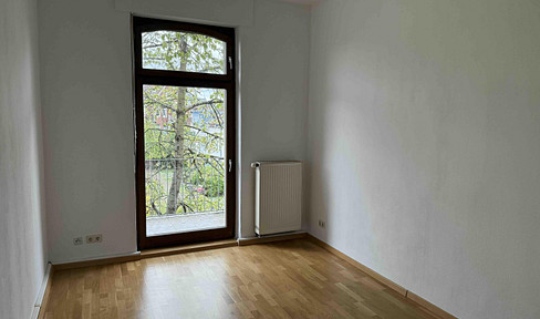 Martinsviertel neighborhood, south-facing balcony, 3-room apartment with fitted kitchen – quiet, attractive with character – for sale by owner.