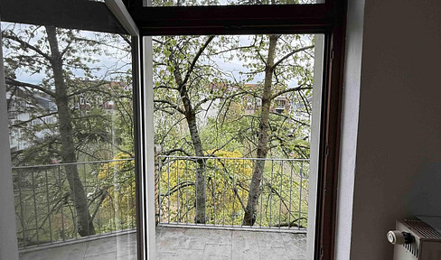 Martinsviertel neighborhood, south-facing balcony, 3-room apartment with fitted kitchen – quiet, attractive with character – for sale by owner.