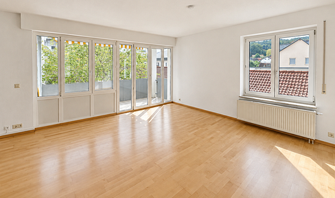 Bright 4-room apartment with a balcony and parking space in Steinheim.