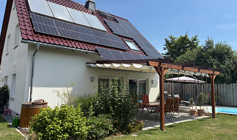 Modern single-family house with a pool and a basement with separate access.