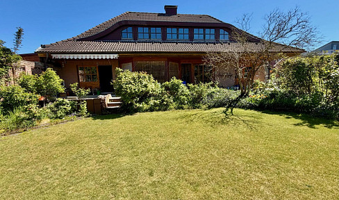 Detached single-family house, located near the Weser River, with significant potential for expansion or renovation.