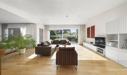 Modern semi-detached house in a row, with solar panels and plenty of living space, located in Großburgwedel.