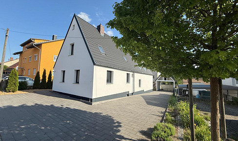 Modernized single-family house with a separate living area and a large garden, located in Lonnerstadt.