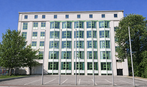 Multi-family building in Halle (Saale) with an approximate yield of 6.9%, commission-free, and an annual rental income of approximately €595,000.