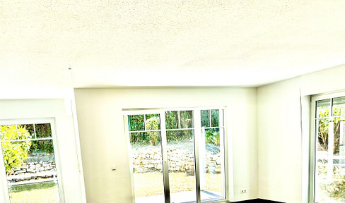 Newly renovated ground-floor apartment with a garden, terrace, and parking space in Neu-Anspach.