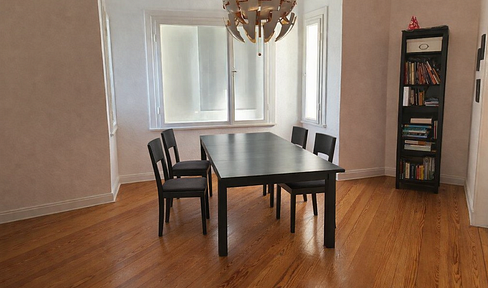 Bright apartment with 5 rooms, located between the city and the countryside.