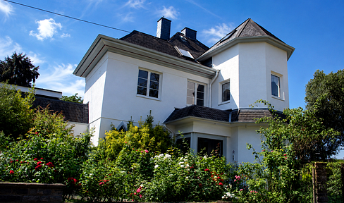 Charming villa on a spacious, dividable plot of land, with mature trees and an unobstructed, elevated location.