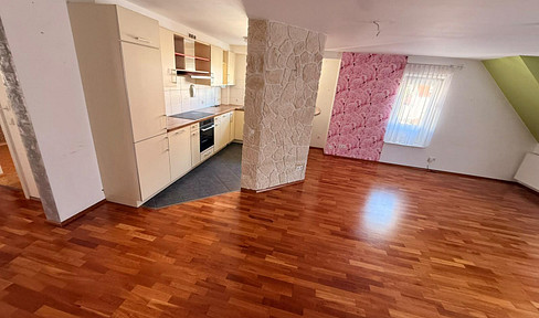 Commission-free: Spacious maisonette apartment with a home-like feel, a south-facing balcony, and 2 bathrooms with natural light, including a parking space in an underground garage.