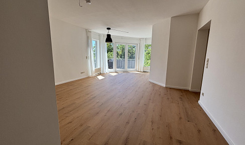 Helle, ruhige, großzügige 2-Zi-Wohnung mit größerem Balkon und PKW-Stellplatz, kleinere Wohneinheit