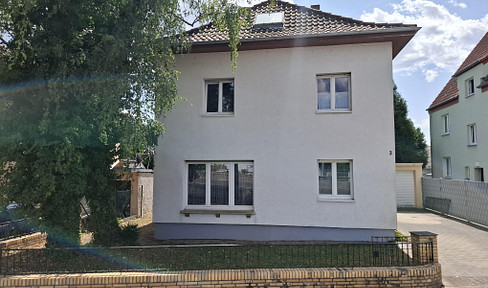 Detached villa with development potential, situated on a large leasehold property.