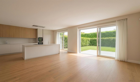 Modern 4.5-room apartment with a garden and garage in Friedrichshafen-Ailingen.