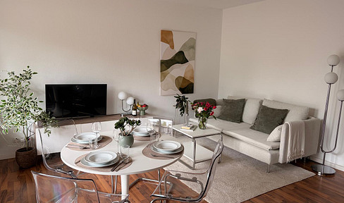 All-inclusive: Fully furnished 2-room apartment with a balcony, located in the city center.