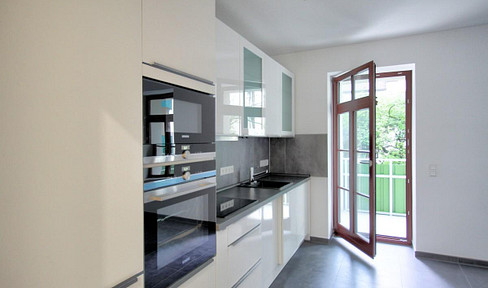 Newly renovated 2-room apartment with a luxury built-in kitchen and balcony.