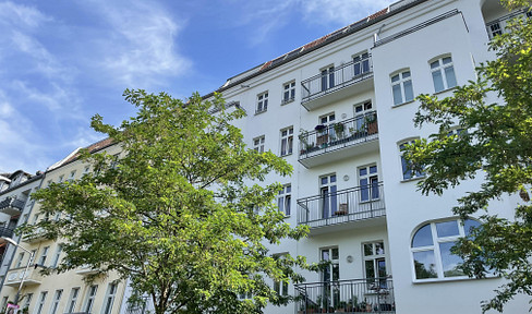 Sanierte Altbauwohnung mit Balkon und Design-Akzenten in Friedrichshain
